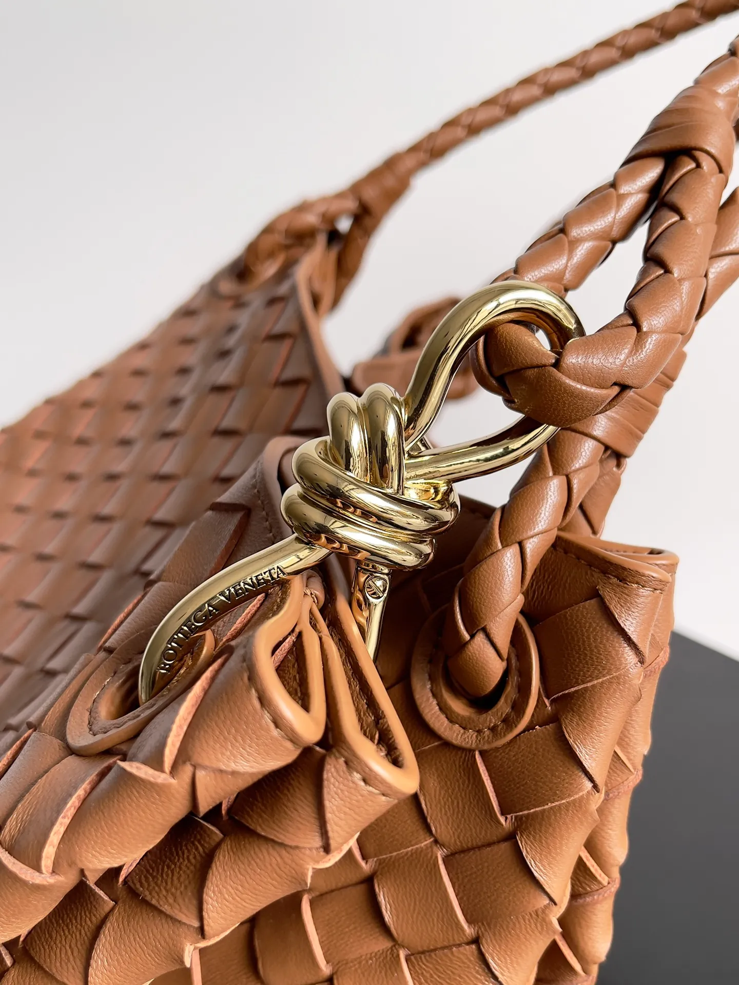 Batch 2660 24 early autumn new model Andiamo Parachute is made of a whole piece of woven leather. It is processed by folding stitching at the four corners. # Craftsmanship and creativity. The large size is atmospheric and practical. One of the must-selects for BV. It has a large space, can hold a computer, the shoulder strap is thick, and the upper shoulder is very comfortable. The large parachute can be carried on the body and can be carried on the body. The upper body is versatile and cute☺️ Style number: 796571 Size: 30*26*20cm